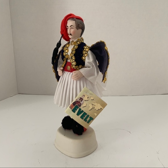 EVELT Porcelain handmade doll traditional costume - Picture 2 of 7